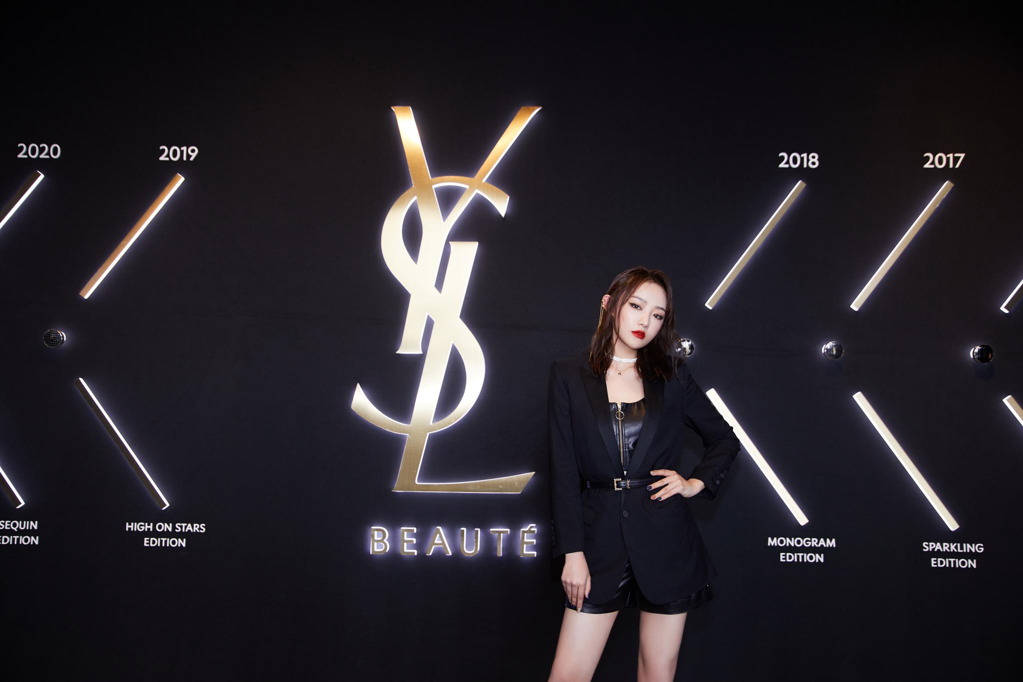 欢娱影视演员吴佳怡six今日出席ysl高定时妆发布会