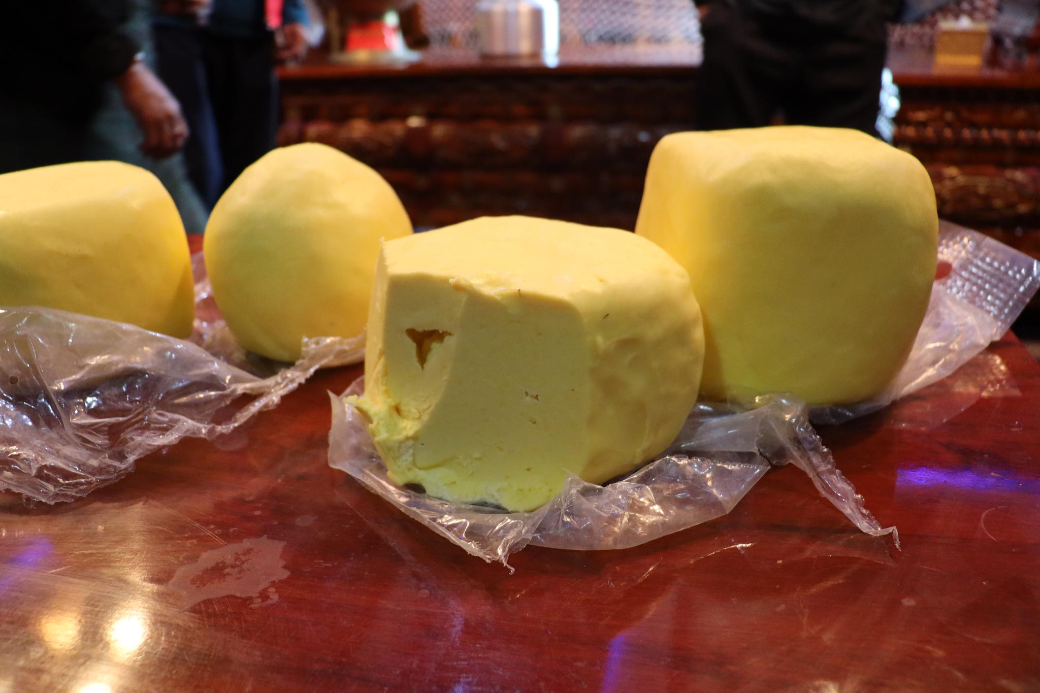 藏族人民的家里很温馨,原以酥油茶奶味会很重