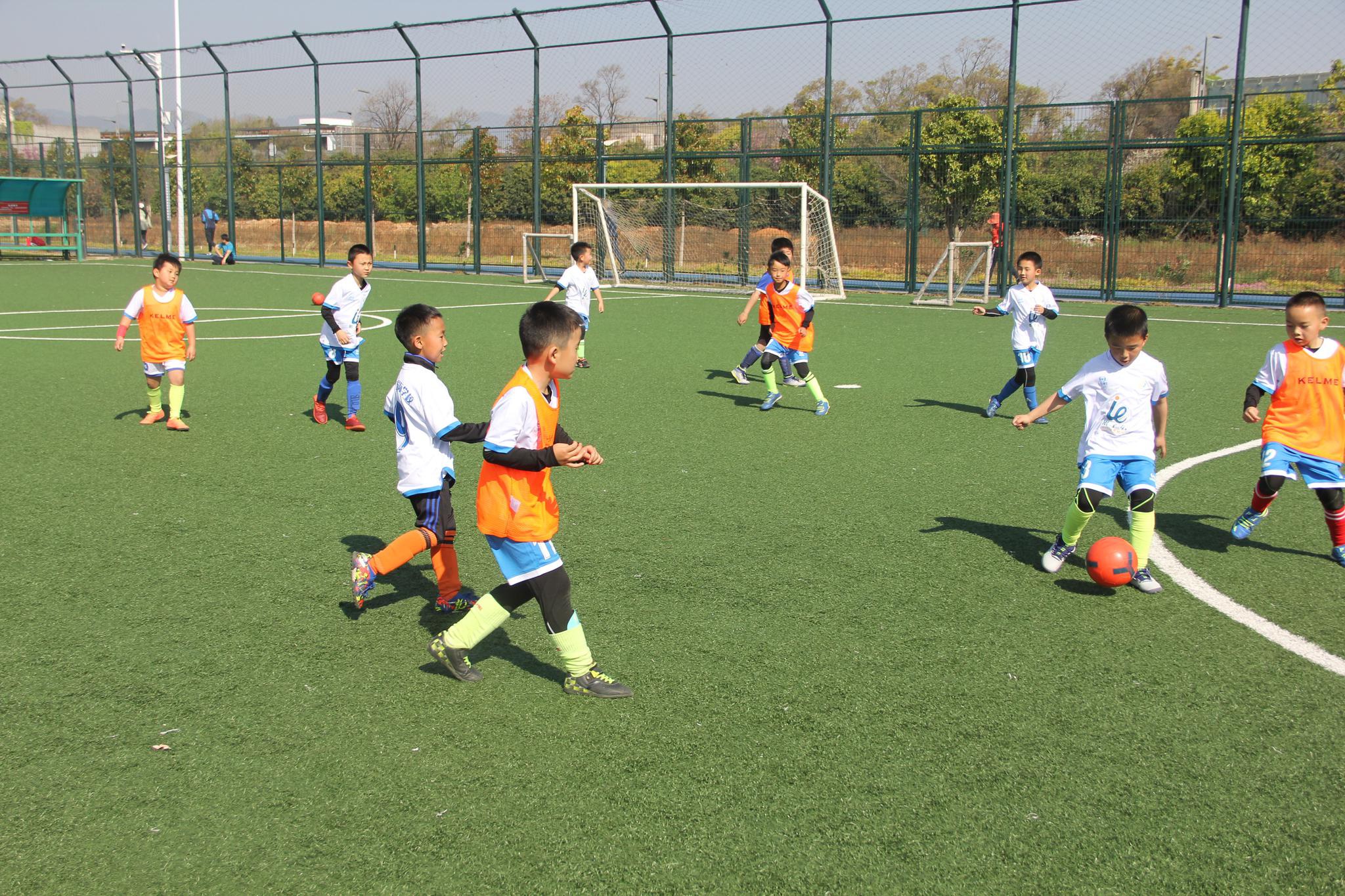 开学了,就让孩子们去踢球吧|踢球吧|开学|足球场_新浪新闻