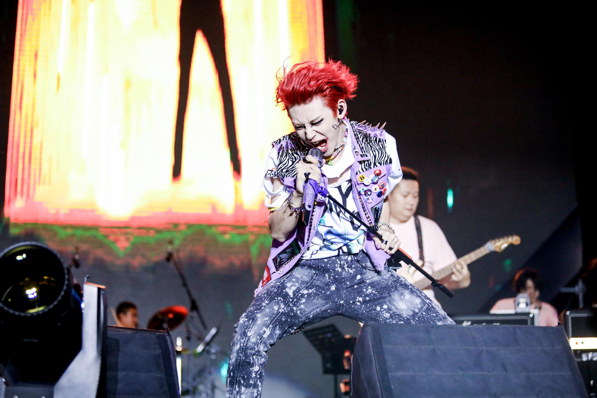 音乐节造型look,猫系粗眼线依旧摇滚朋克