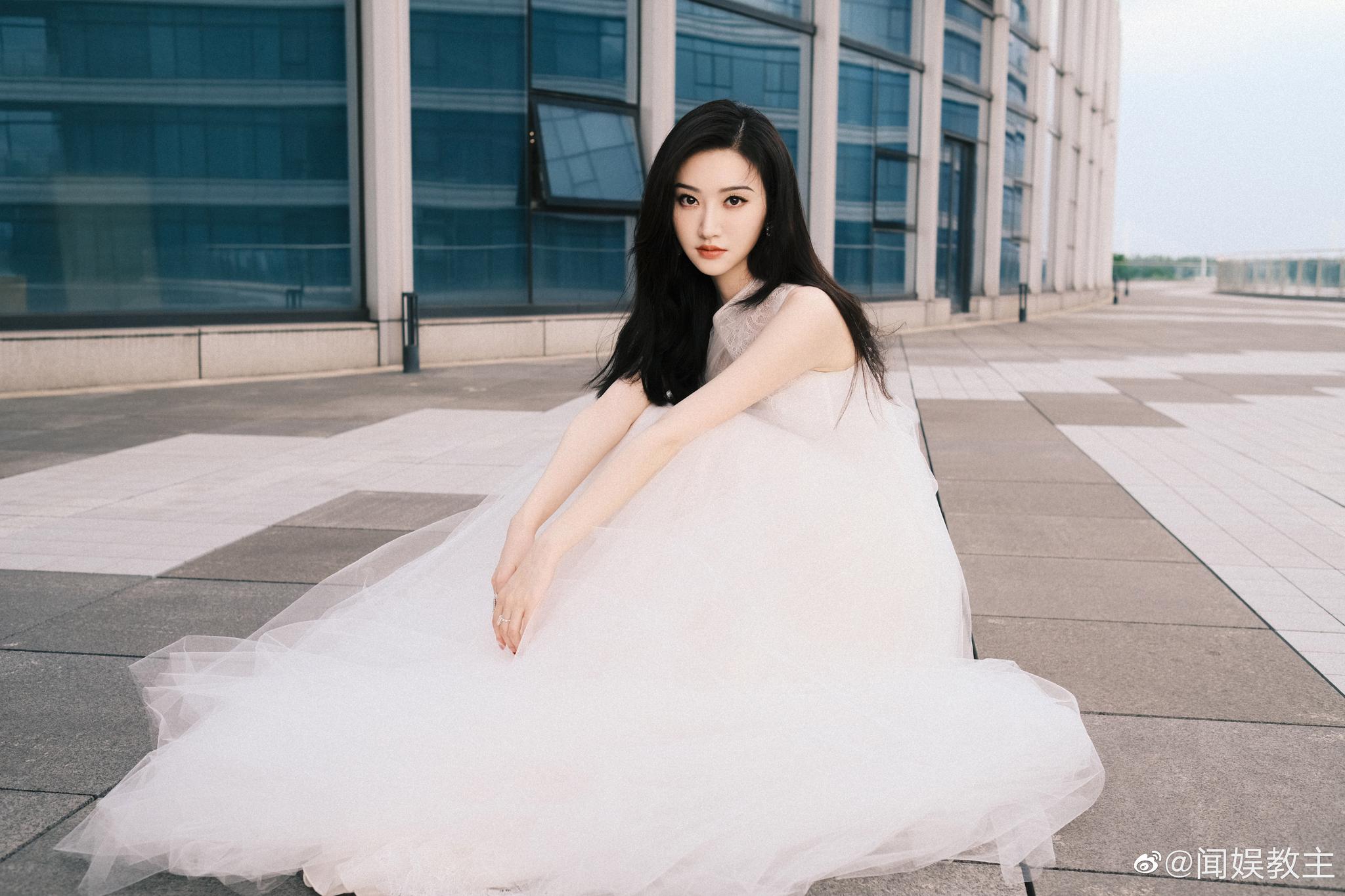 景甜 身穿 一身白纱连衣裙,自带温柔甜美的公主范儿