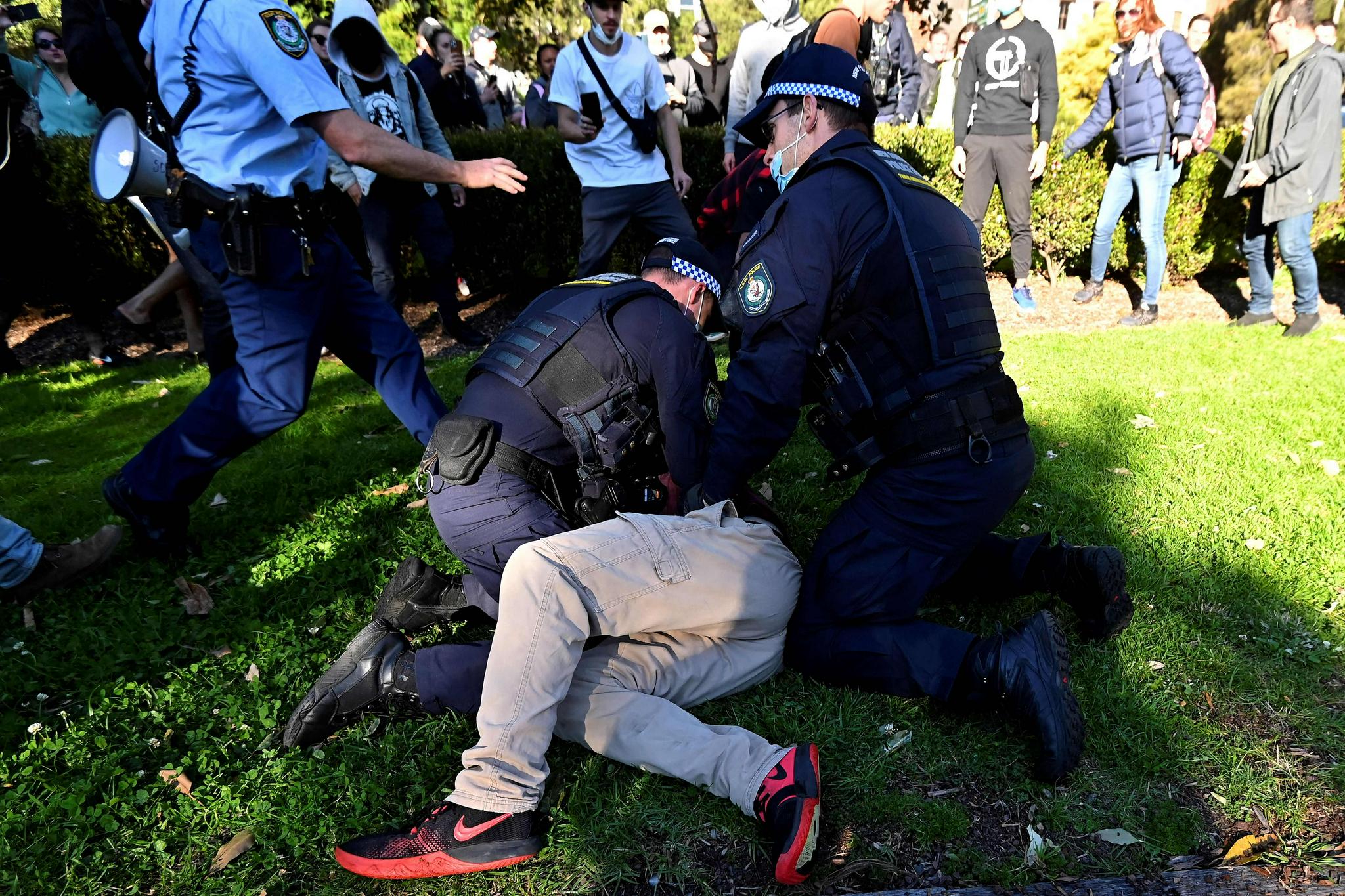 7月24日,在澳大利亚悉尼举行的抗议集会期间,警察试图驱散抗议者.