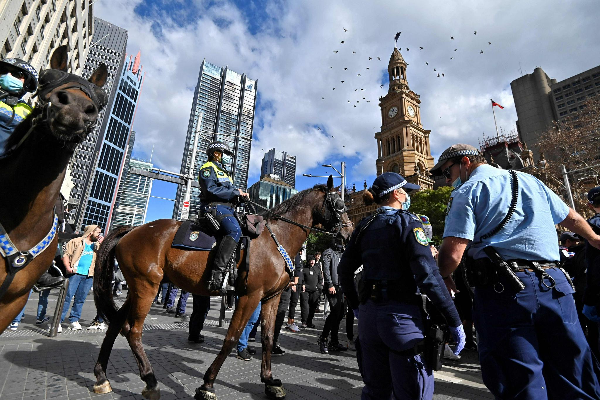 7月24日,在澳大利亚悉尼举行的抗议集会期间,警察封锁道路.