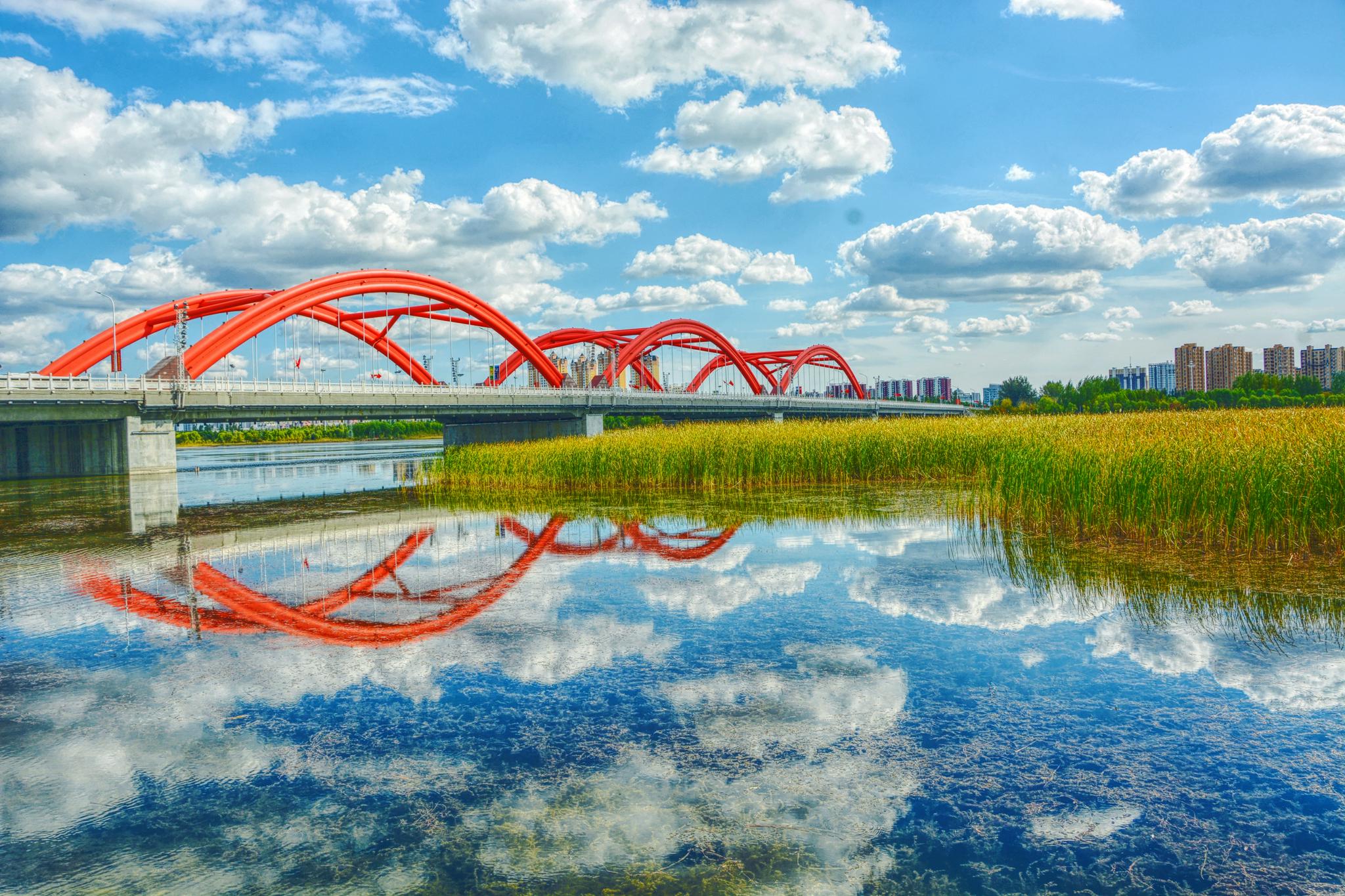 秋天的通辽市辽河公园彩虹桥,原创拍摄__财经头条