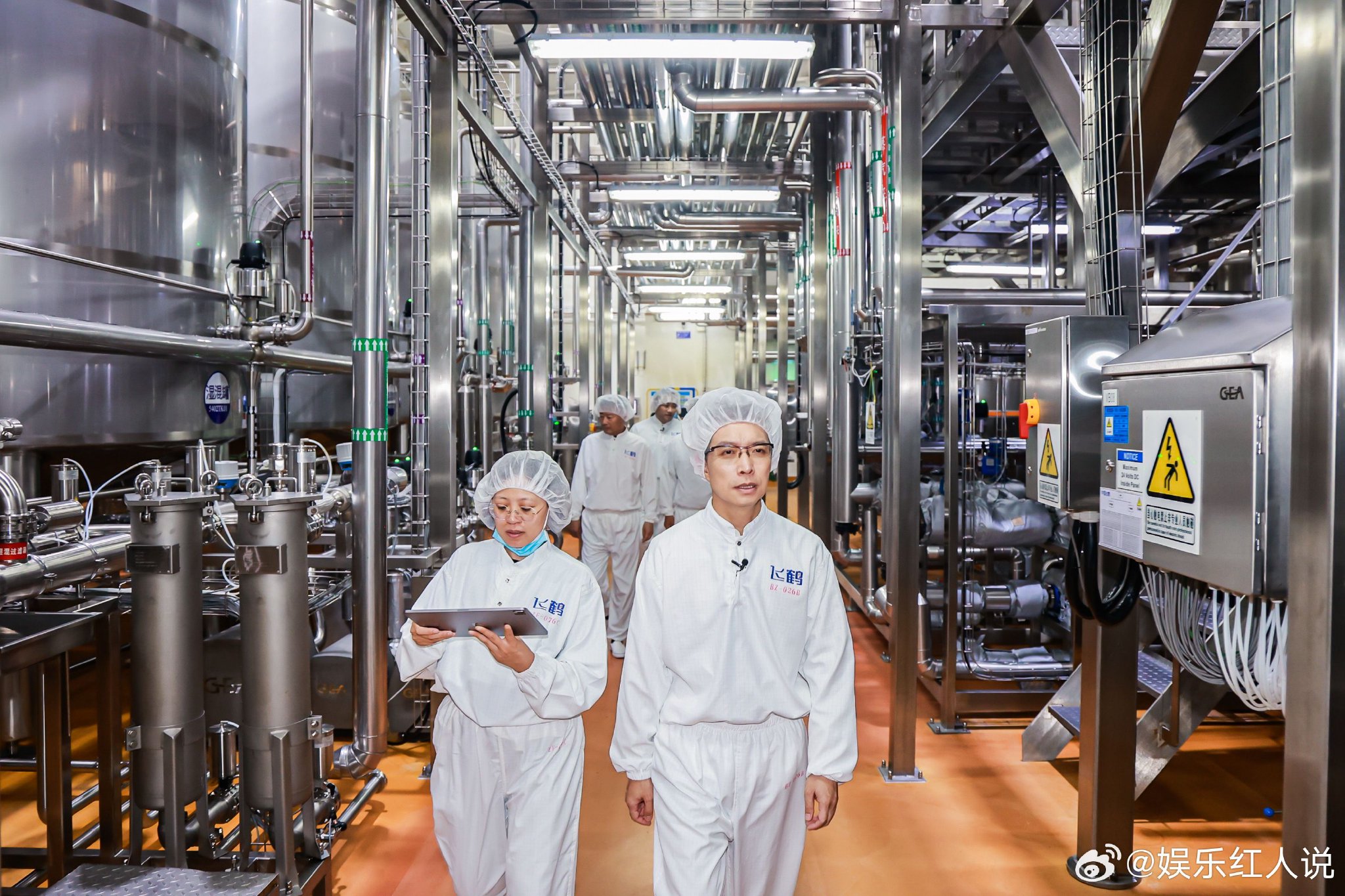 科技男团探访飞鹤工厂,鲜奶到罐装全链路透明