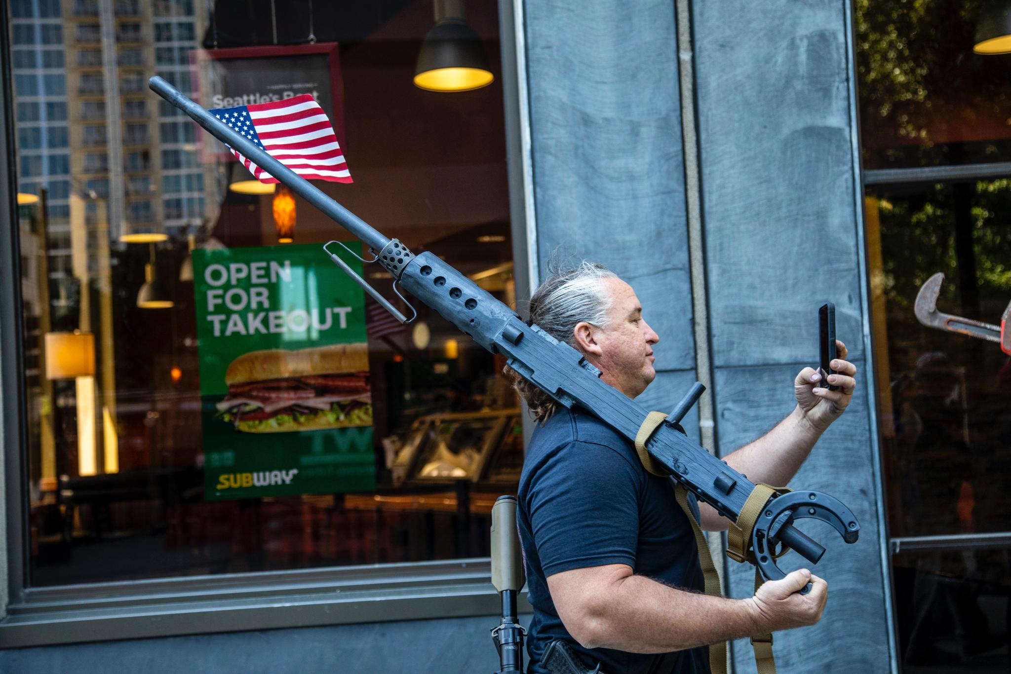 美国人民持枪抵制居家隔离政策_高清图集_新浪网