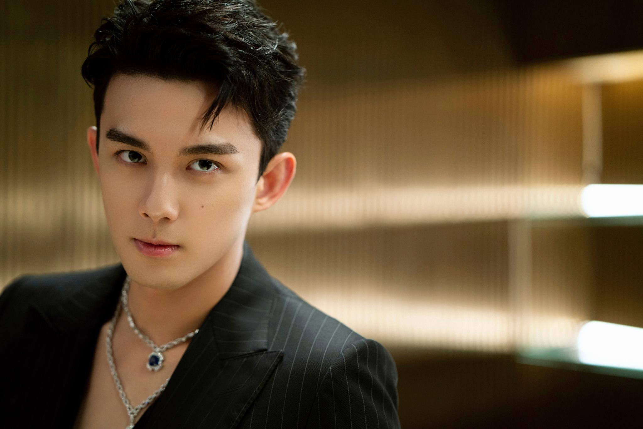 西装##吴磊[超话]# 品牌活动造型,细白条深v西服套装与宝格丽饰品组合