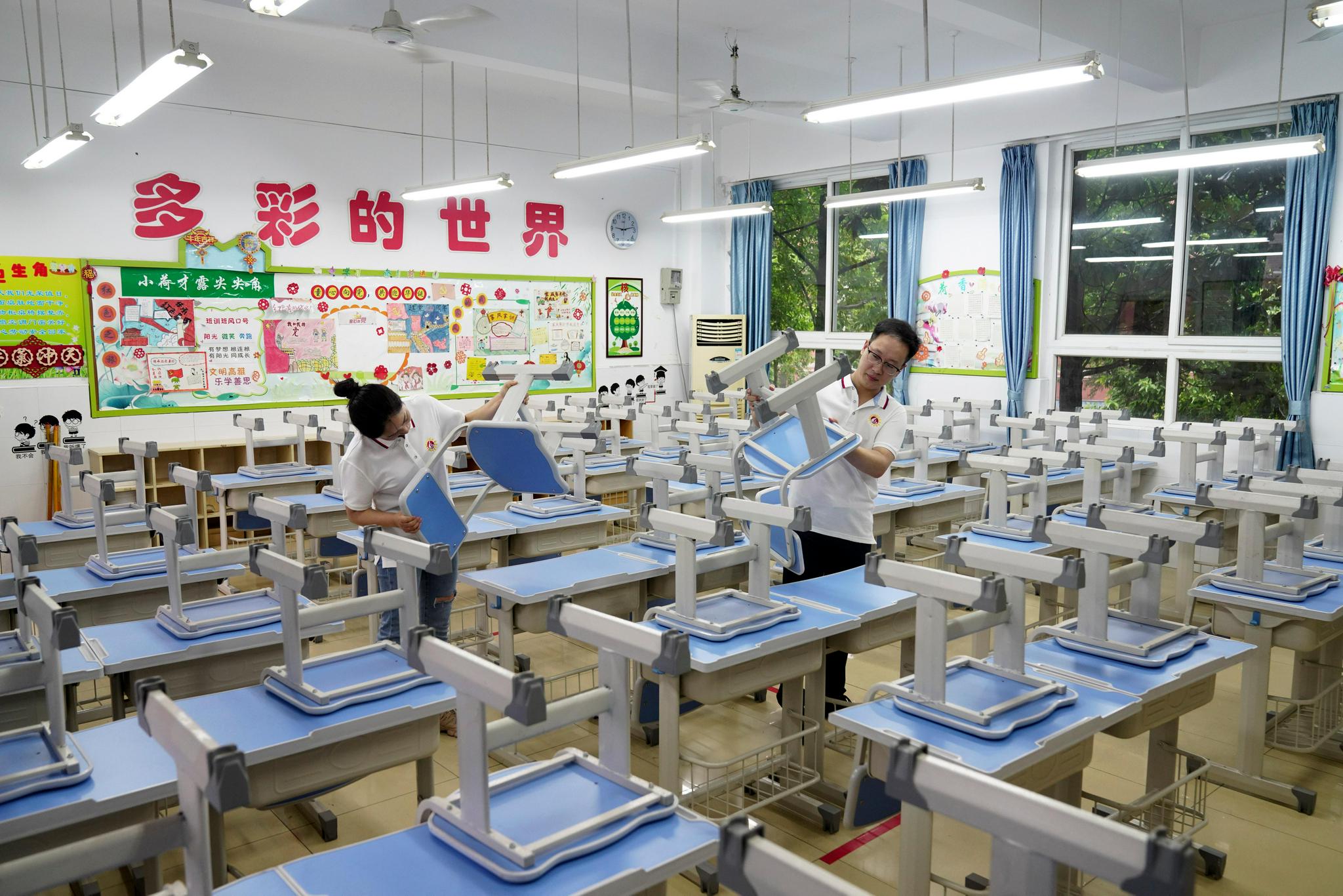 8月25日,在重庆市北碚区朝阳小学,工作人员在清洗厨房地面.