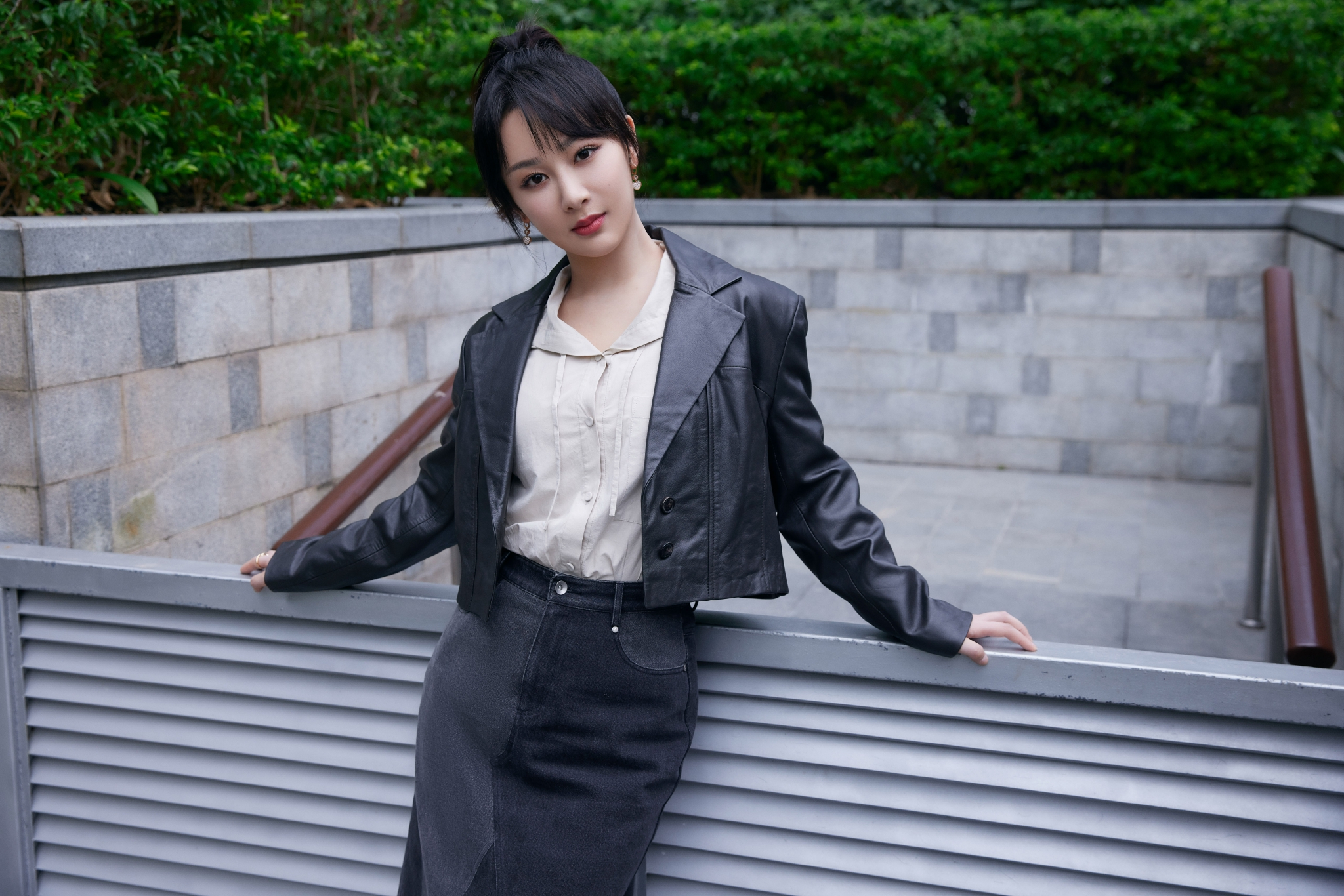 杨紫活动造型大片 皮衣搭配牛仔短裙……__财经头条