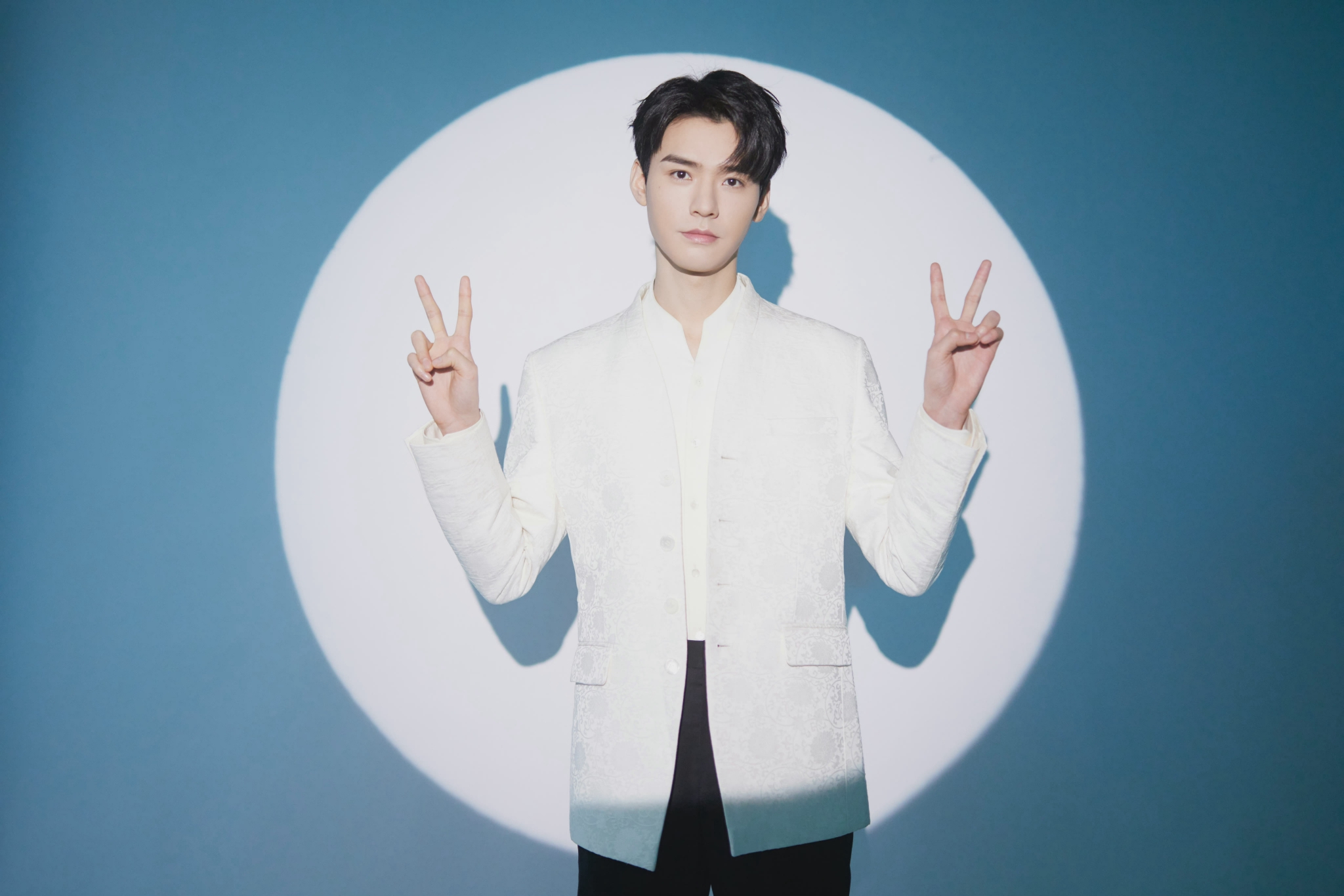 龚俊今晚活动造型图白色儒雅绅士经典新生新影像向未来