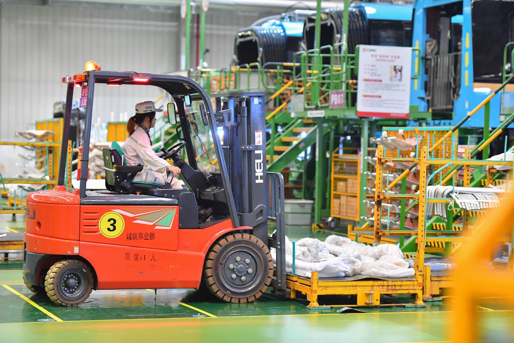 湖南株洲电力机车制造企业加紧生产保订单