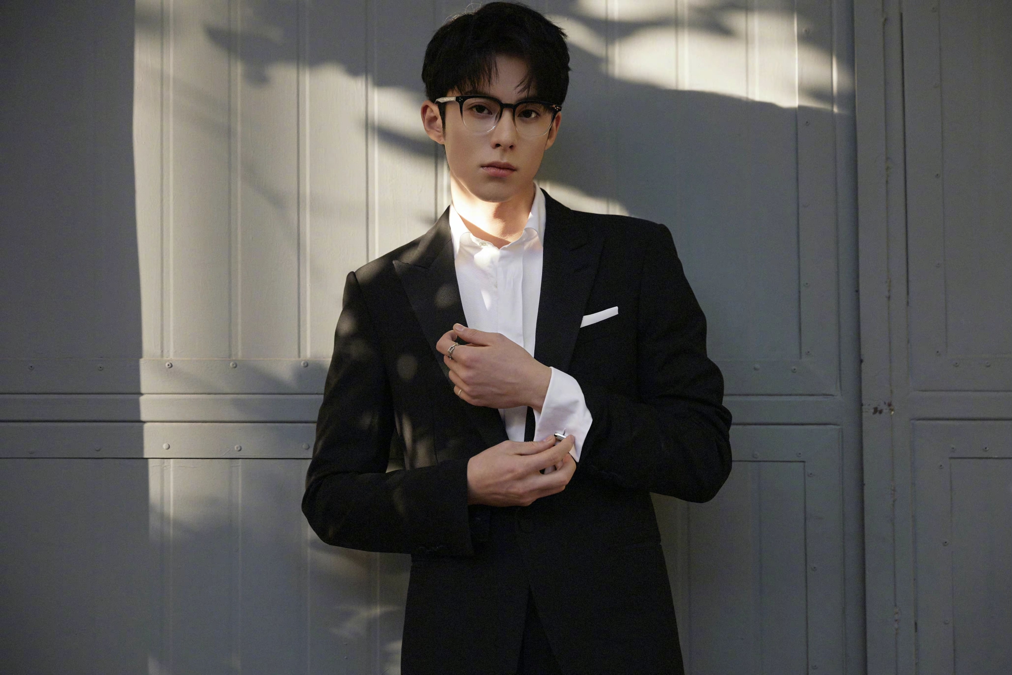 王鹤棣今日活动造型一身黑西装搭配白衬衫