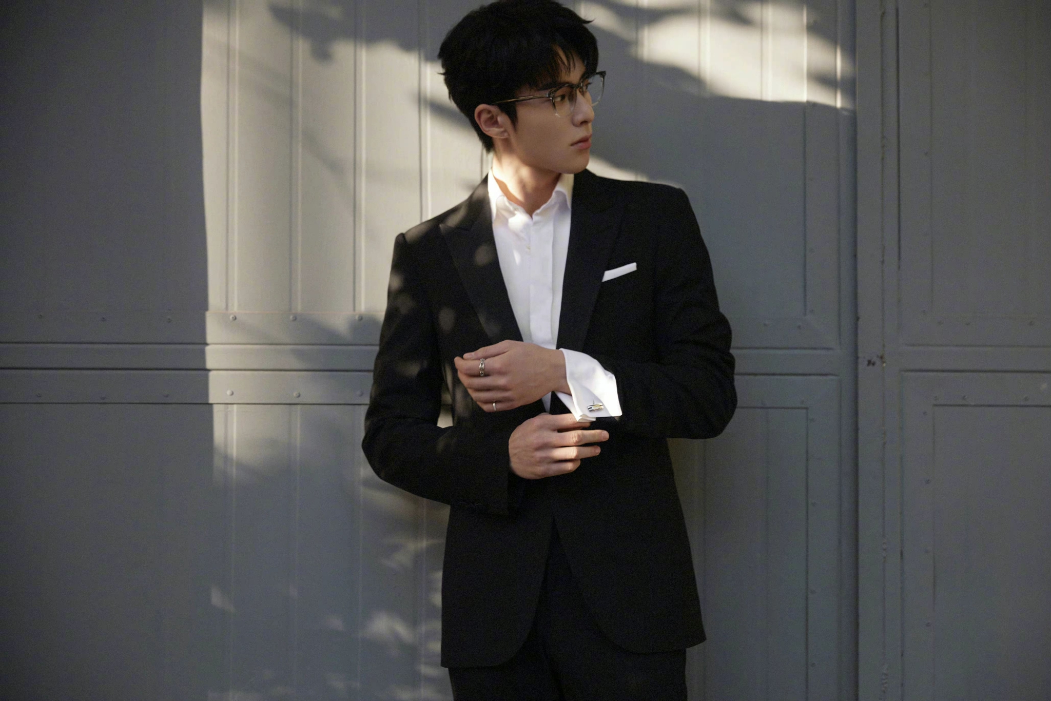 王鹤棣今日活动造型一身黑西装搭配白衬衫