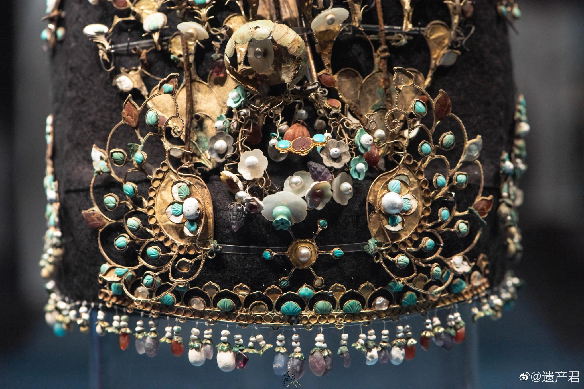 唐代李倕墓出土的一套头饰和裙腰下身金玉佩饰