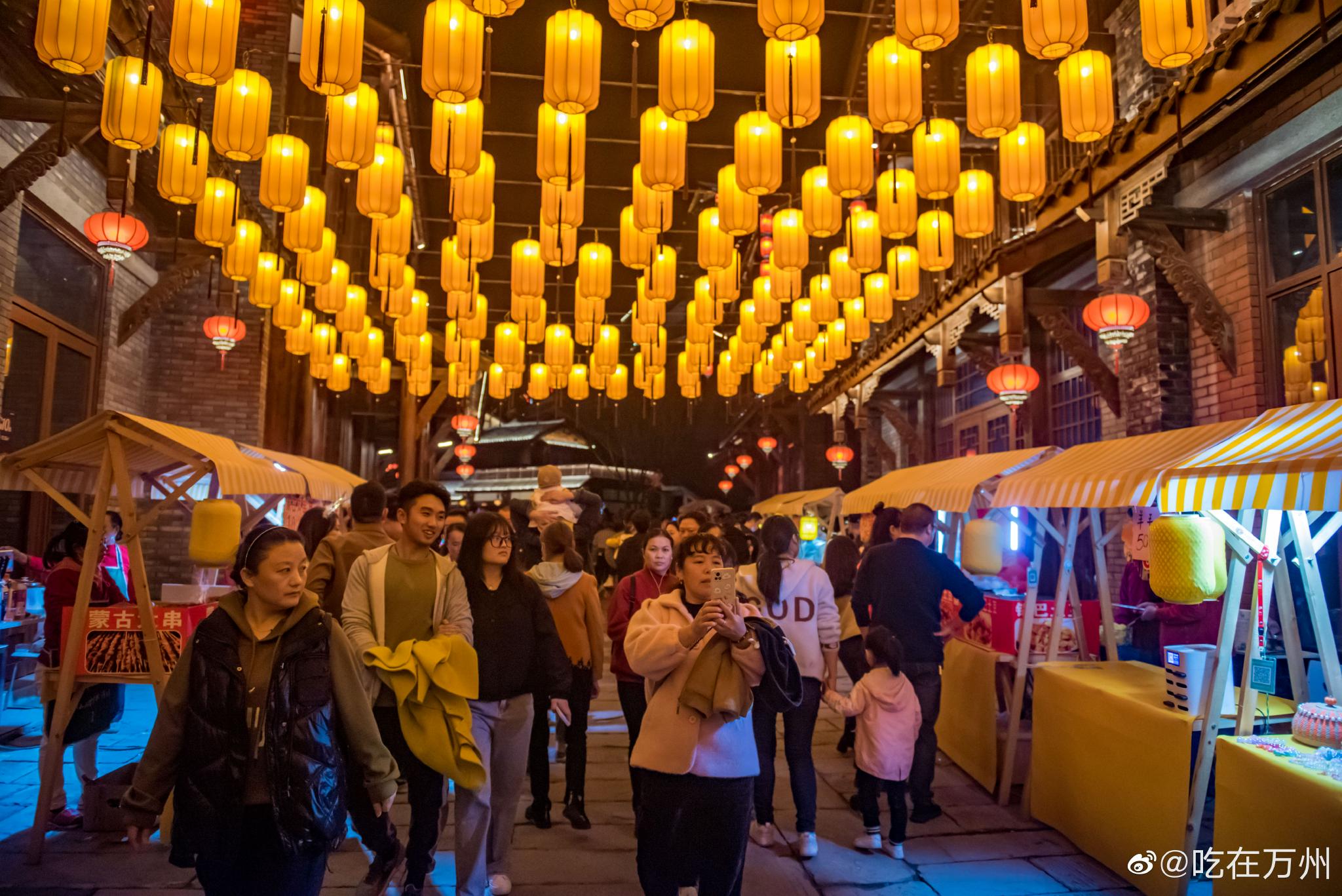 万州古色古香的天生城文旅街区,最近可谓是火出了圈,夜色阑珊……