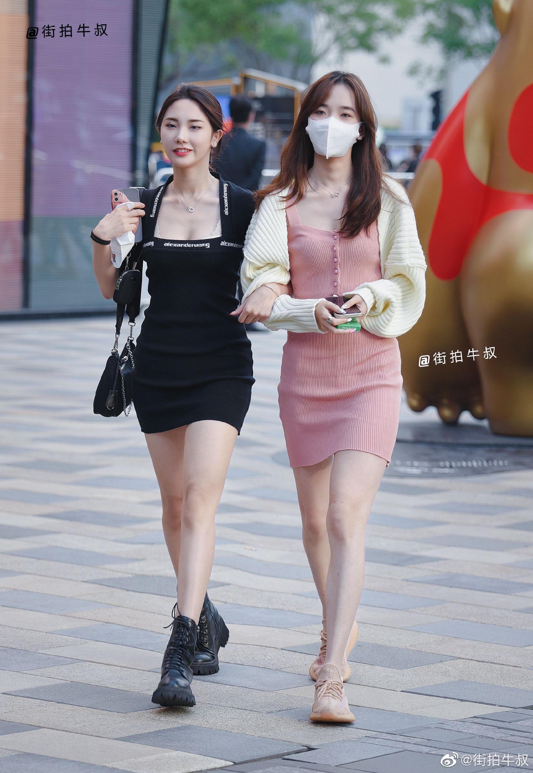 姑娘们穿着时尚靓丽的裙装出街