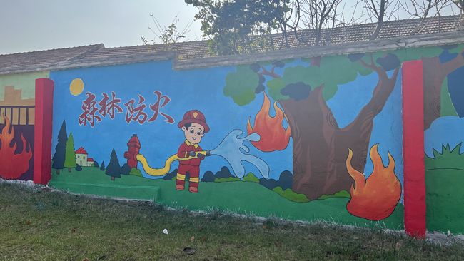 烟台高新区消防绘制消防百米墙绘增添乡村新风景
