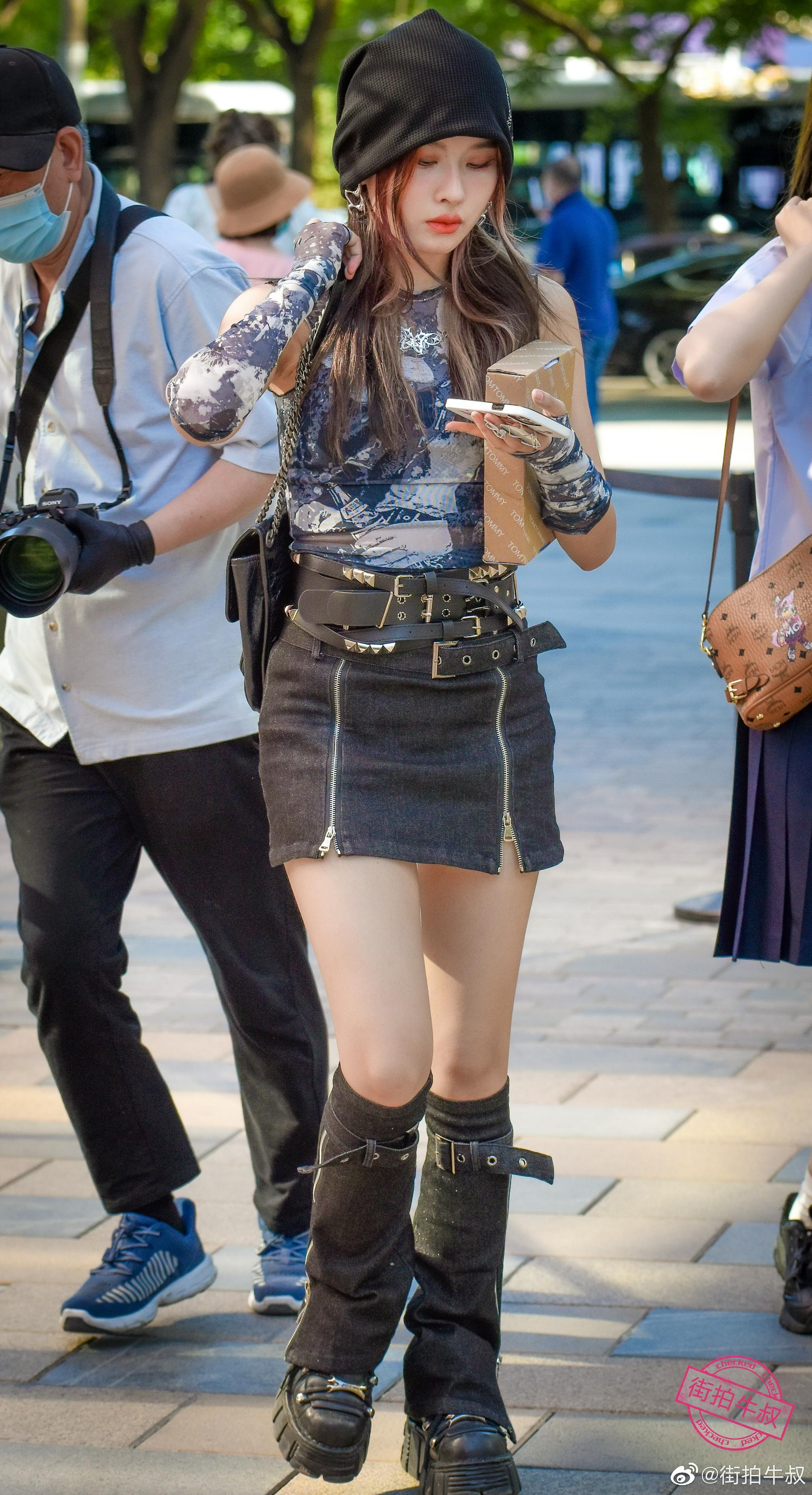 美女穿着一身超拉风的朋克服出街