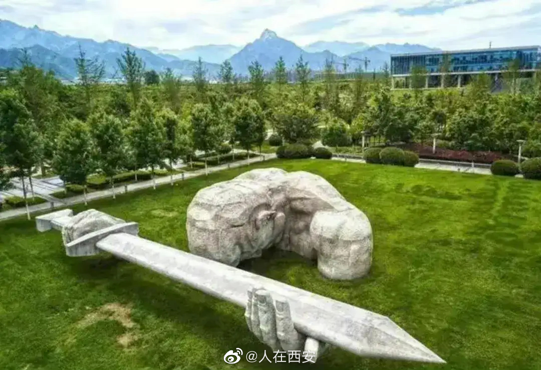 这所学校里,伫立着一位国防“铸剑人”