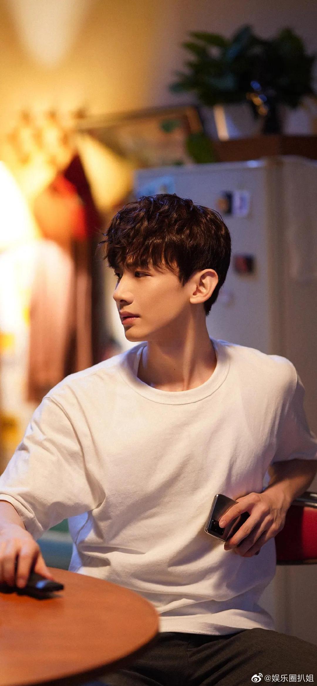 白敬亭的这组写真男友力满满,清晰地手臂线条,隐约可见的腹肌