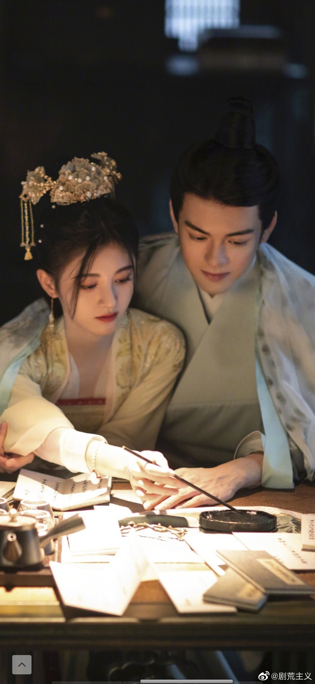 根据吱吱同名言情小说改编鞠婧祎曾舜晞双主演物料海报造型