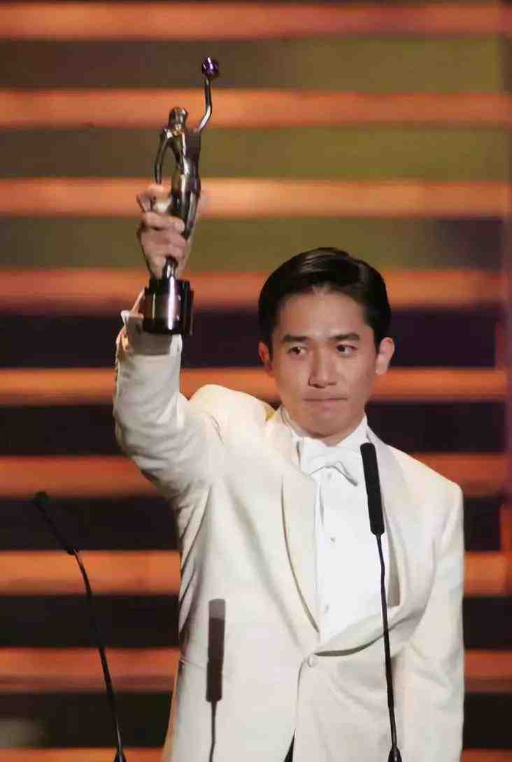 梁朝伟出席釜山电影节红毯，穿西装笑容腼腆，现场粉丝欢呼人气高休闲区蓝鸢梦想 - Www.slyday.coM