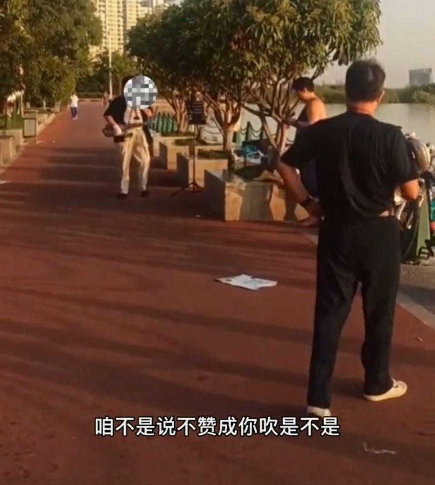 大爷们河边演奏乐器,被女子跑来说扰民,网友:方圆300米没小区休闲区蓝鸢梦想 - Www.slyday.coM 大爷们河边演奏乐器,被女子跑来说扰民,网友:方圆300米没小区休闲区蓝鸢梦想 - Www.slyday.coM