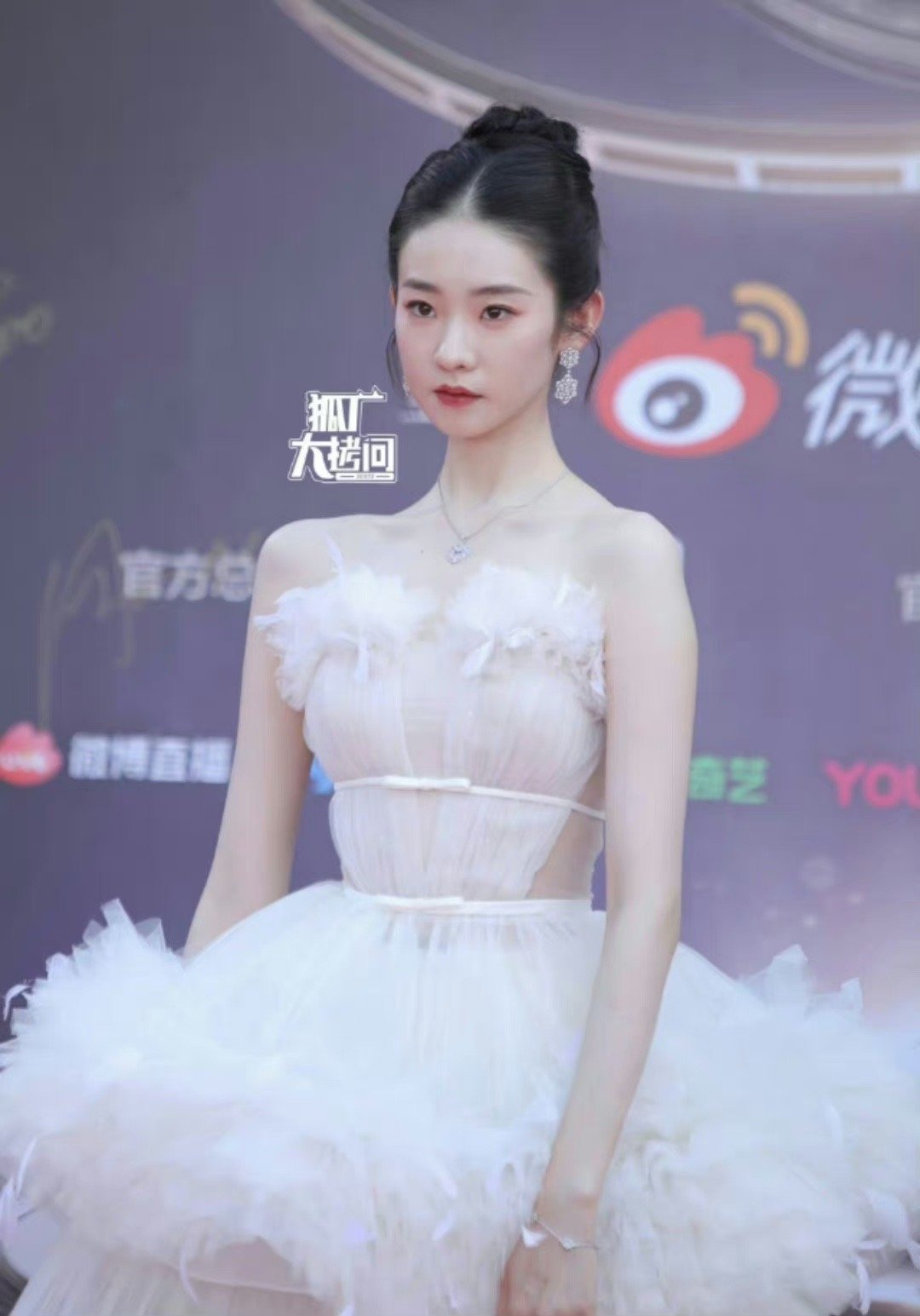 今天微博电影之夜红毯最让我惊艳的就是张艺凡_高清图集_新浪网