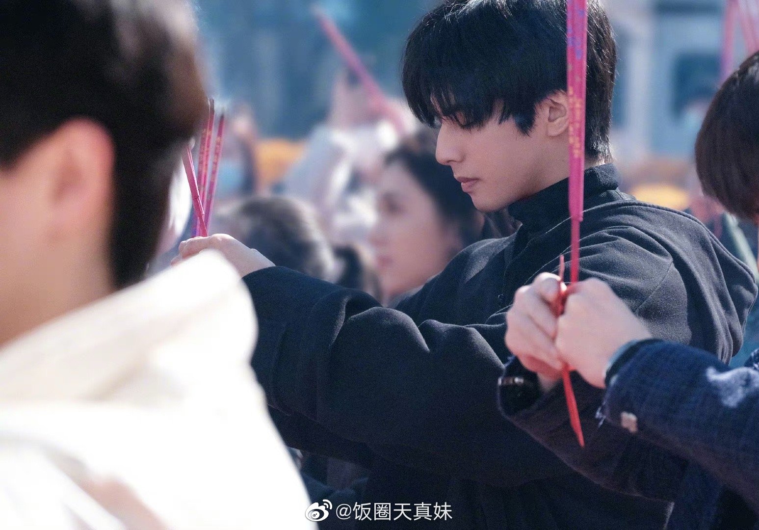 杨颖、宋威龙新剧《相思令》开机照来了~两个人站在一起太养眼了__财经头条