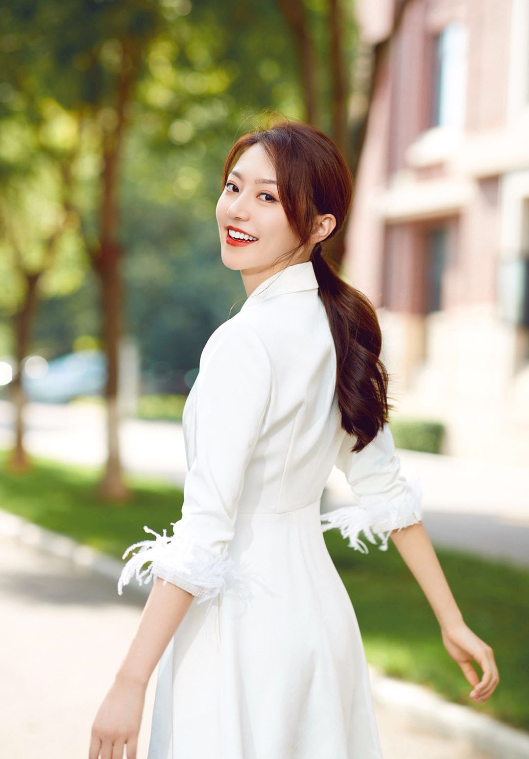 黄梦莹穿白色系连衣裙很有辨识度,温婉可人略带知性风