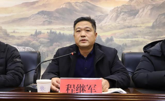 局党组成员,副局长程继军主持会议局党组成员,副局长袁海山安排校外