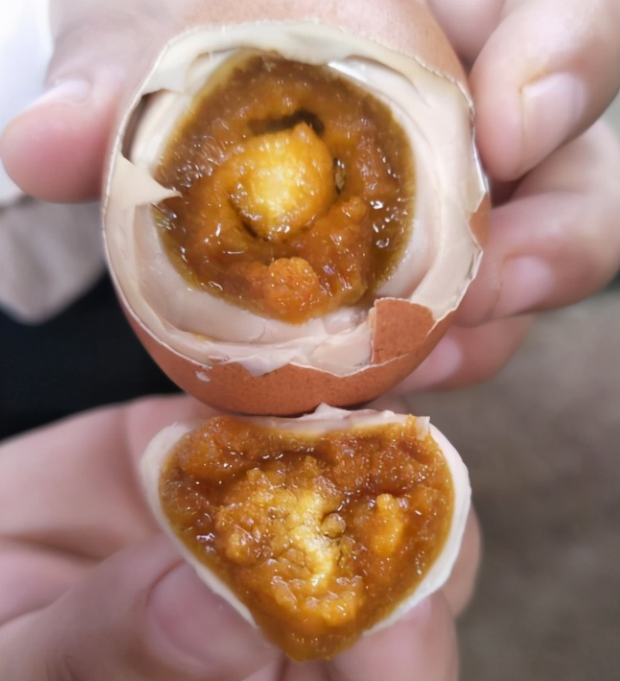 白酒也是按照鸡蛋的量来定的,如果你腌制了10斤鸡蛋,就要加入半斤白酒