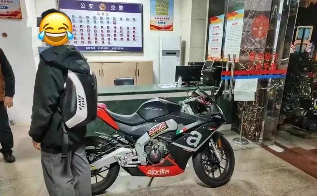 15岁少年购买万元摩托车，无证上路潇洒兜风速被查！休闲区蓝鸢梦想 - Www.slyday.coM