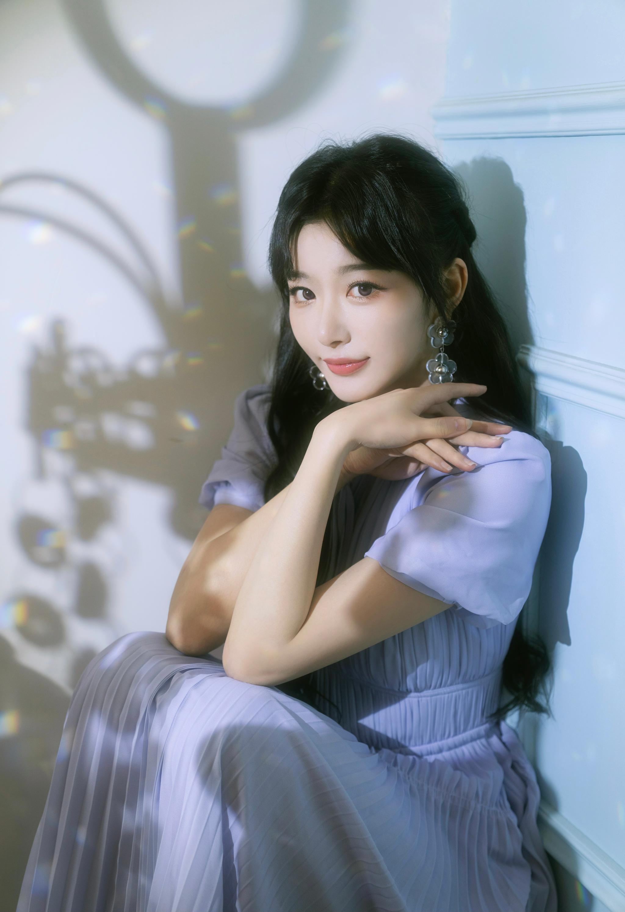 一组新照分享,紫色百褶连衣裙,透明花朵耳坠