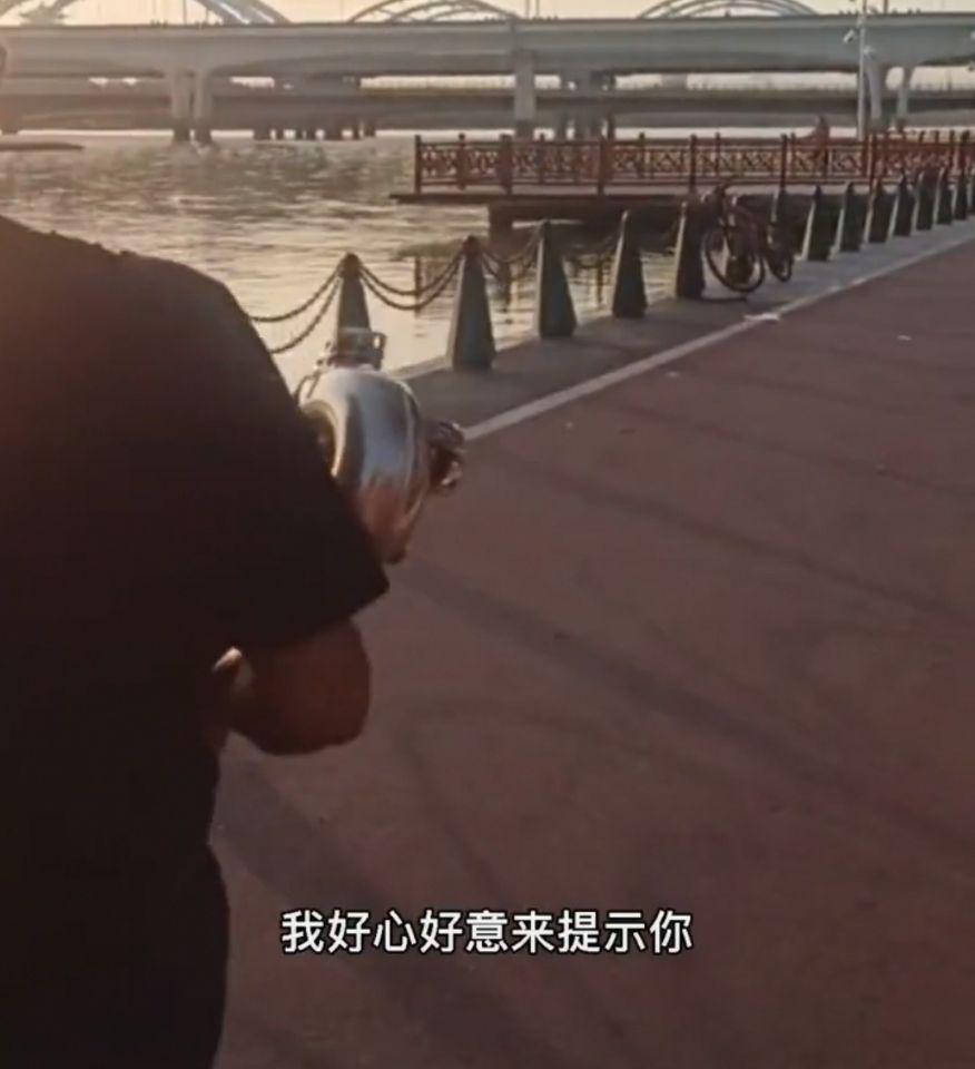 大爷们河边演奏乐器,被女子跑来说扰民,网友:方圆300米没小区休闲区蓝鸢梦想 - Www.slyday.coM 大爷们河边演奏乐器,被女子跑来说扰民,网友:方圆300米没小区休闲区蓝鸢梦想 - Www.slyday.coM