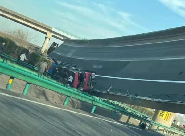 突发!高速公路桥面发生侧翻…致3人死亡!有车辆及人员被埋压休闲区蓝鸢梦想 - Www.slyday.coM 突发!高速公路桥面发生侧翻…致3人死亡!有车辆及人员被埋压休闲区蓝鸢梦想 - Www.slyday.coM