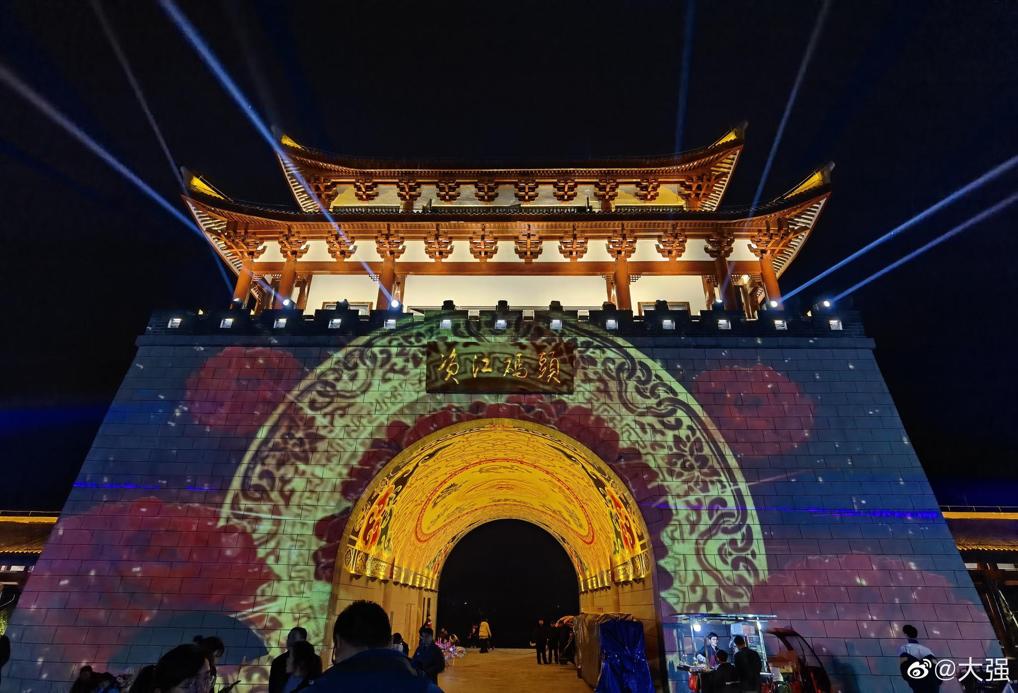 看看新邵县资江风光带的夜景,多漂亮