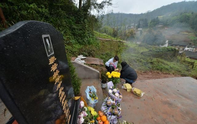 "清明上坟带供笼,子孙后代不贫穷"从字面意思大家不