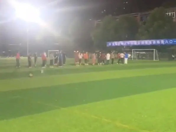 从“争抢”到“强征”,这群大爷大妈用铁锤砸碎小学生的足球梦休闲区蓝鸢梦想 - Www.slyday.coM 从“争抢”到“强征”,这群大爷大妈用铁锤砸碎小学生的足球梦休闲区蓝鸢梦想 - Www.slyday.coM