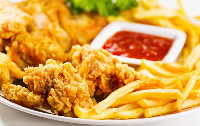 2岁儿童吃隔夜炸鸡薯条全身发紫,送往医院抢救证实亚硝酸盐中毒