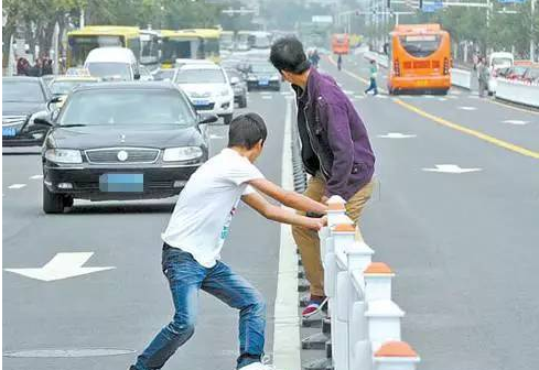 行人乱穿马路惹众怒车主建议取消礼让行人专家不可能