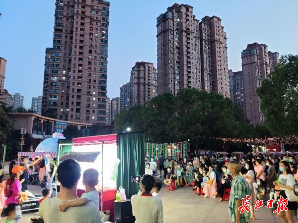 小区里的“彩灯游园会”、家门口的庙会……武汉这些小区过中秋“花样百出”休闲区蓝鸢梦想 - Www.slyday.coM