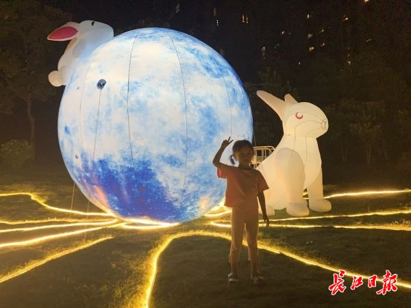 小区里的“彩灯游园会”、家门口的庙会……武汉这些小区过中秋“花样百出”休闲区蓝鸢梦想 - Www.slyday.coM
