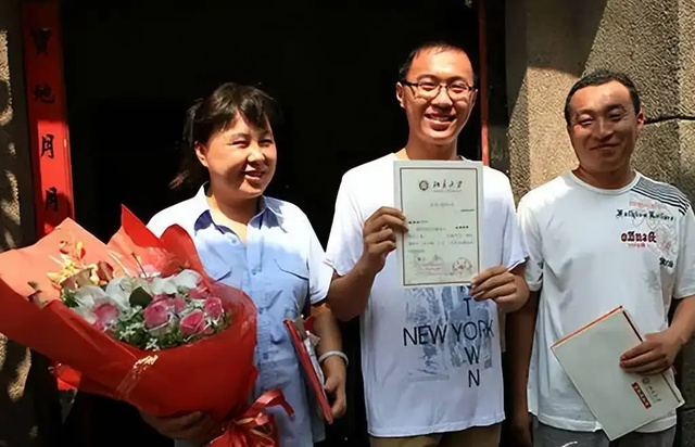 男生收到2.7公斤的录取通知书,网友评论,酸味十足休闲区蓝鸢梦想 - Www.slyday.coM 男生收到2.7公斤的录取通知书,网友评论,酸味十足休闲区蓝鸢梦想 - Www.slyday.coM