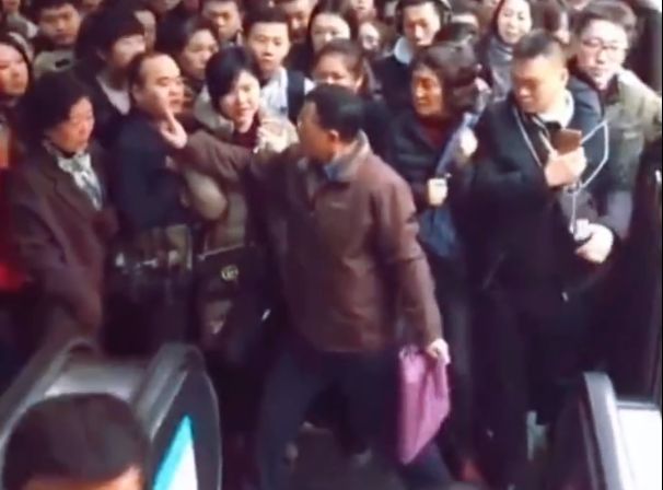 【上海身边事】女子就餐花40多块点肥肠发现有粪便休闲区蓝鸢梦想 - Www.slyday.coM