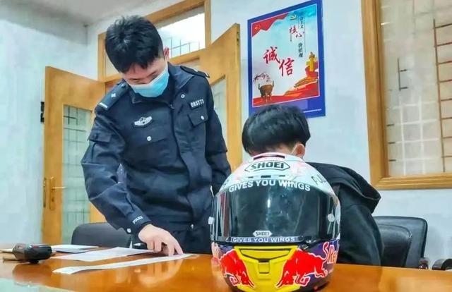 15岁少年购买万元摩托车，无证上路潇洒兜风速被查！休闲区蓝鸢梦想 - Www.slyday.coM