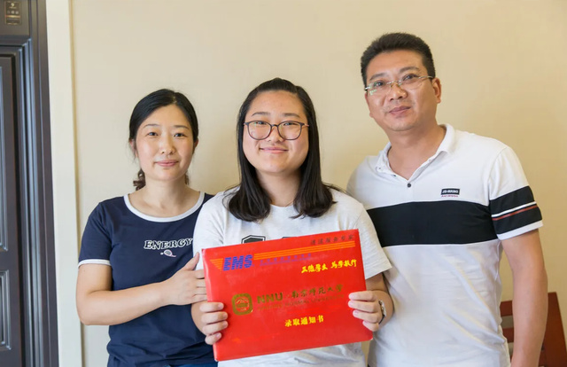 男生收到2.7公斤的录取通知书,网友评论,酸味十足休闲区蓝鸢梦想 - Www.slyday.coM 男生收到2.7公斤的录取通知书,网友评论,酸味十足休闲区蓝鸢梦想 - Www.slyday.coM