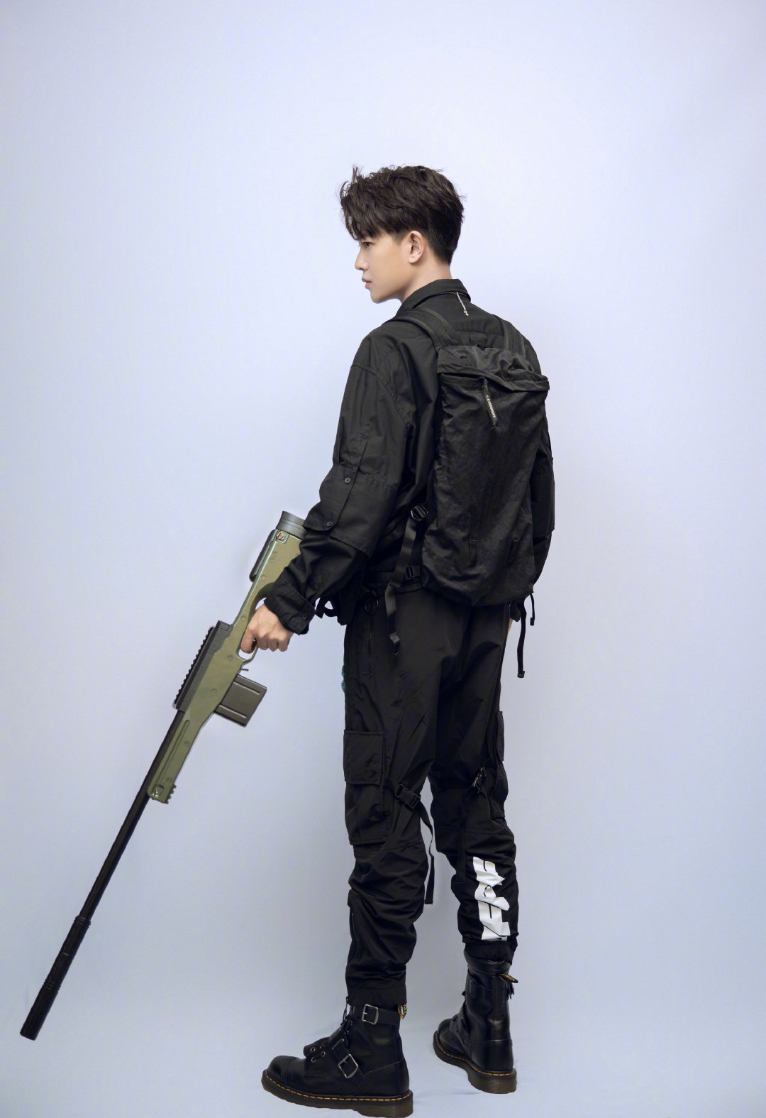 任嘉伦身穿战地服参加qq 名人赛,这就是电竞文里的男主吧_高清图集