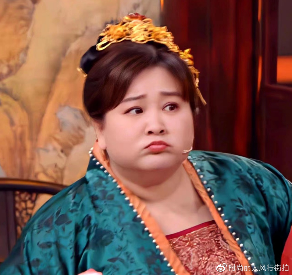 新路透穿小黑裙人群中抢眼,气质变优雅|贾玲|腰线|黑裙_新浪新闻