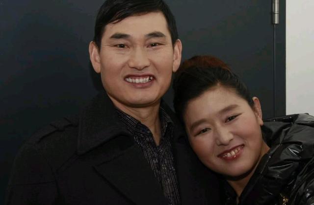 朱之文给修门的师父送矿泉水！结果被村民一抢而空，连纸箱都不剩|朱之文|村民|纸箱_新浪新闻